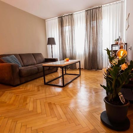 Cosy 2-Bedroom Flat - Fully Equipped Resita Buitenkant foto